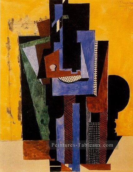 Man aux mains croisees accoude a une table 1916 cubisme Pablo Picasso Peintures à l'huile